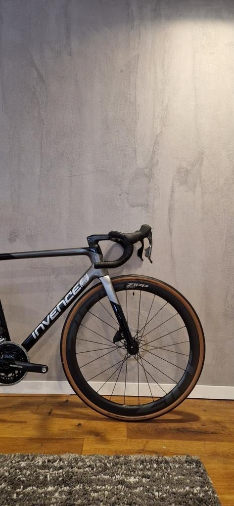 Invence R-one 54cm, 28 inch, Carbon, Heren, Havenstraat 43c