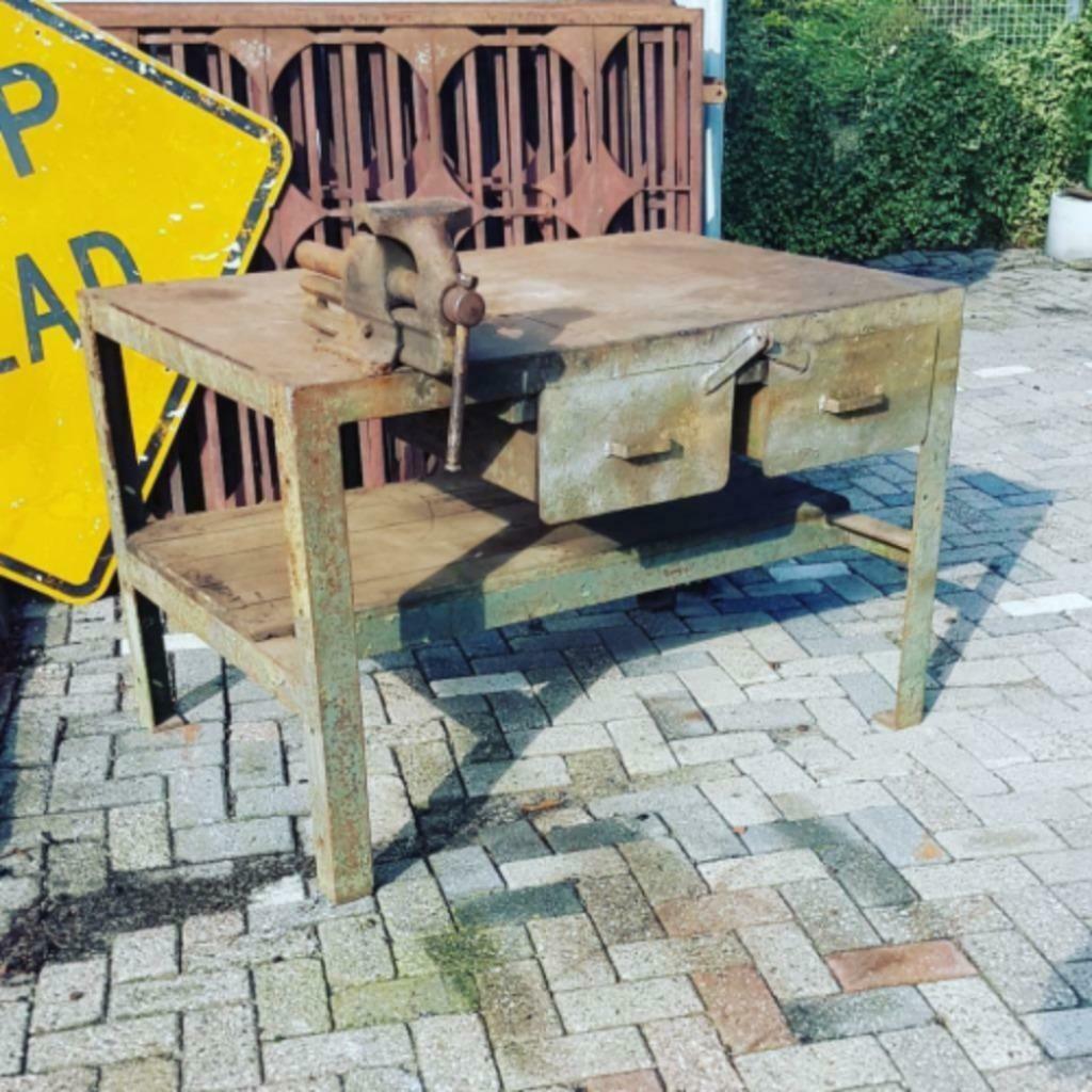 Stoere werkbank van ruim 50 jaar oud, fantastisch patina, Bankschroef, Ophalen of Verzenden, Nvt, 120 tot 170 cm