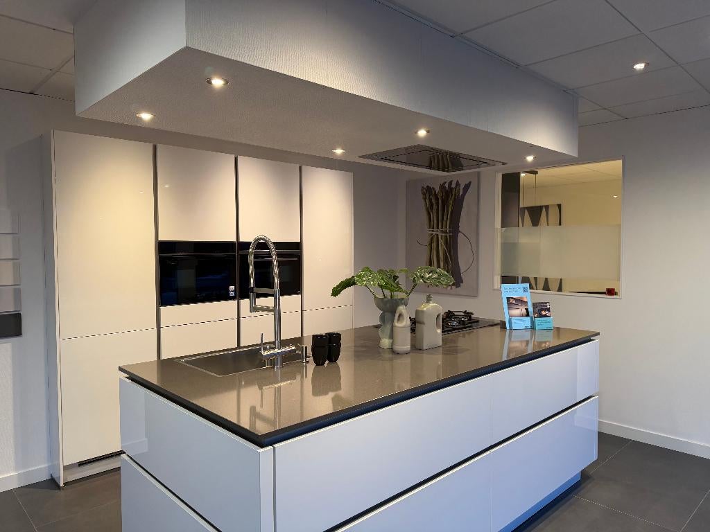 VE004 - Lido Showroomkeuken, Huis en Inrichting, Keuken | Complete keukens, Nieuw, Enkelwandige keuken, Wit, Composiet, Greeploos