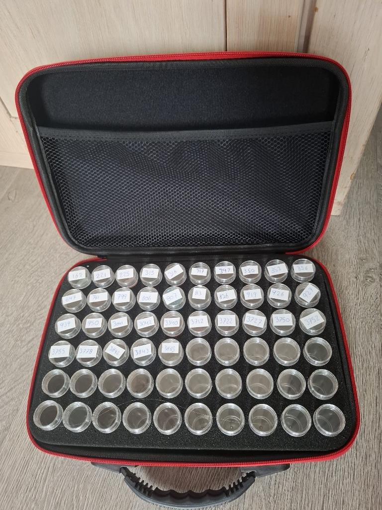 Diamond painting koffer en toebehoren met steentjes, Ophalen of Verzenden, Gebruikt, Zwart, Overige typen