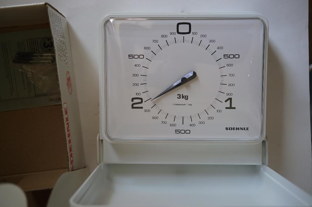 vintage '70 keukenweegschaal wandweegschaal Soehnle wit, Minder dan 10 kg, Ophalen of Verzenden, Zo goed als nieuw, Hangweegschaal