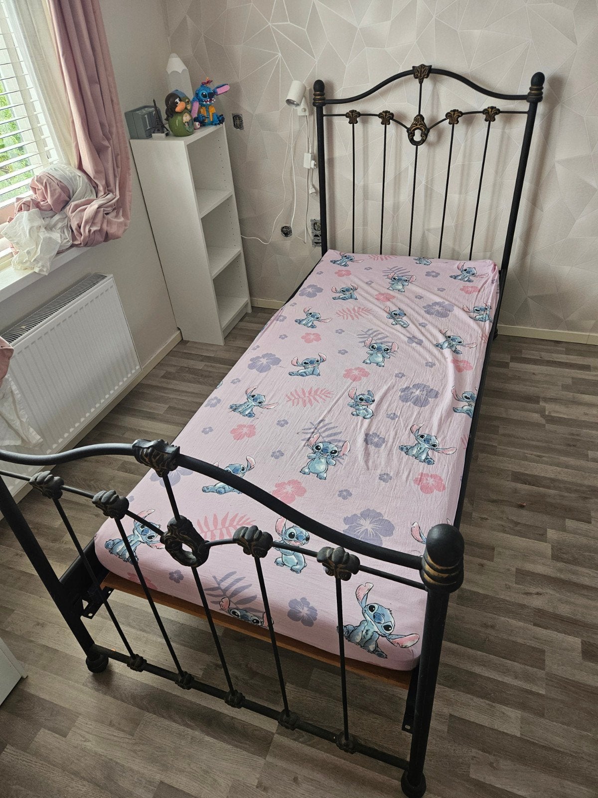 Eenpersoons metalen bedframe - Zwart met gouden accenten, Huis en Inrichting, Ophalen, Gebruikt, 90 cm, Eenpersoons