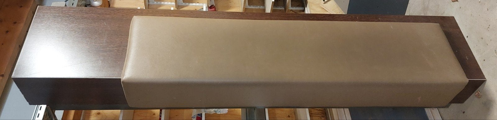 Bruine bank met beige kussen LBH 250 60 50, Huis en Inrichting, Banken | Bankstellen, Ophalen, 250 tot 300 cm, Minder dan 75 cm
