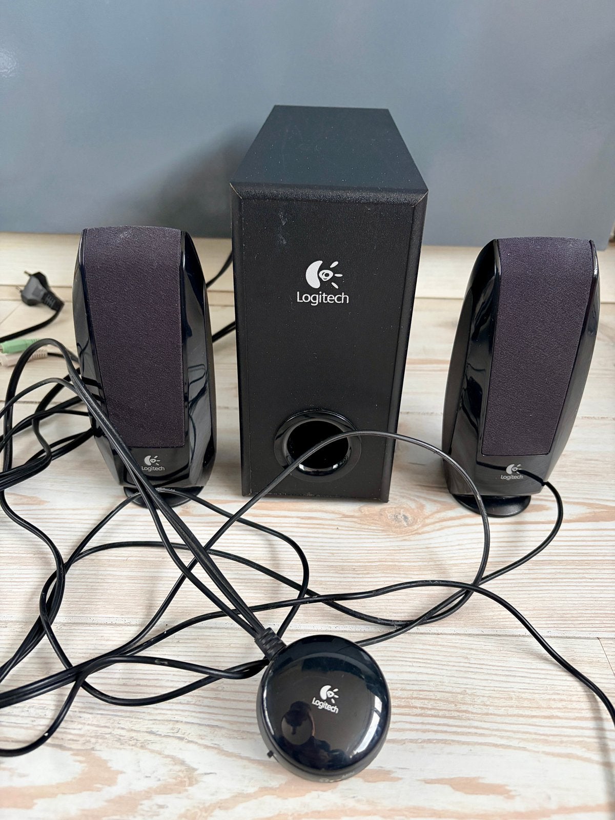Logitech S220 computer speaker en subwoofer, Ophalen of Verzenden, Zo goed als nieuw