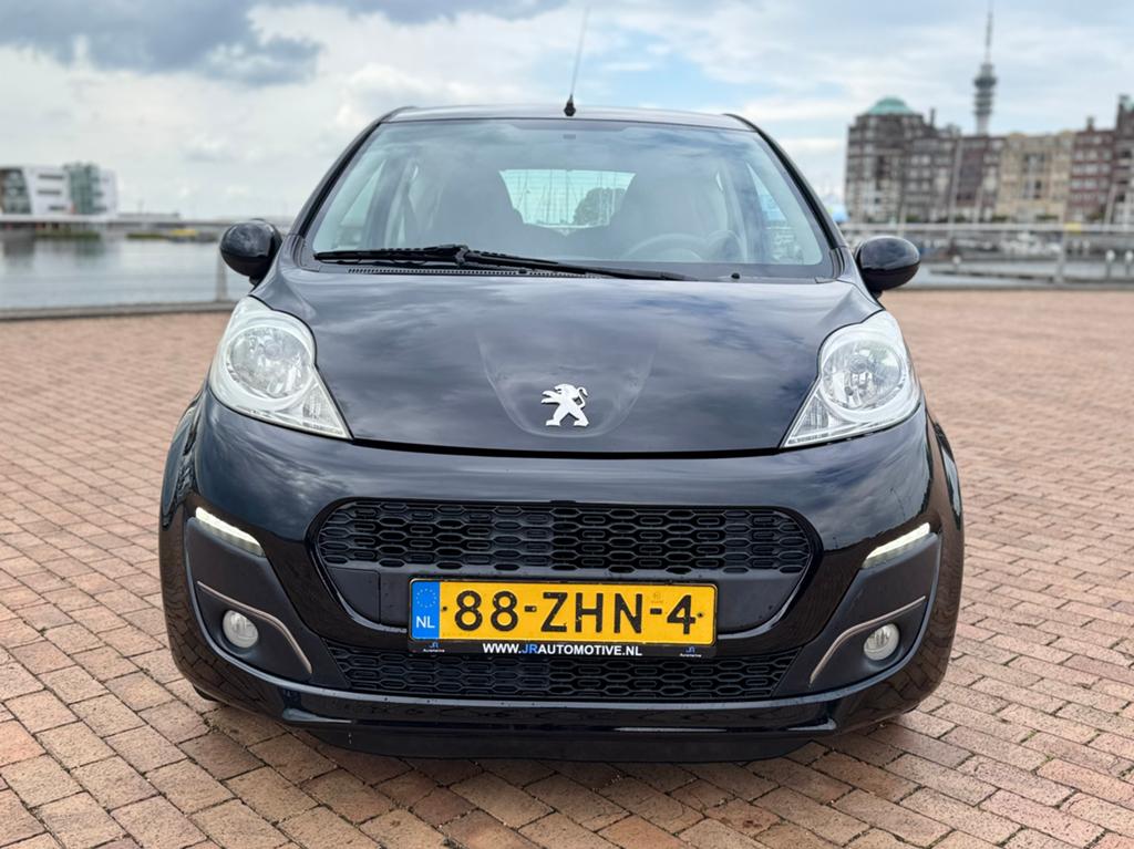 Peugeot 107 1.0 12V E-vti 68PK 3DR 2012 Zwart LED AIRCO, Voorwielaandrijving, Stof, Metallic lak, Origineel Nederlands