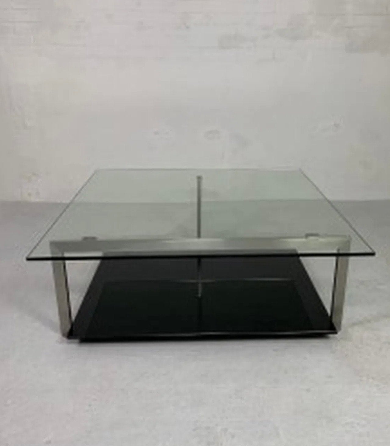 Moderne salontafel met glazen blad en metalen onderstel, Huis en Inrichting, Tafels | Salontafels, Ophalen, Gebruikt, Vierkant