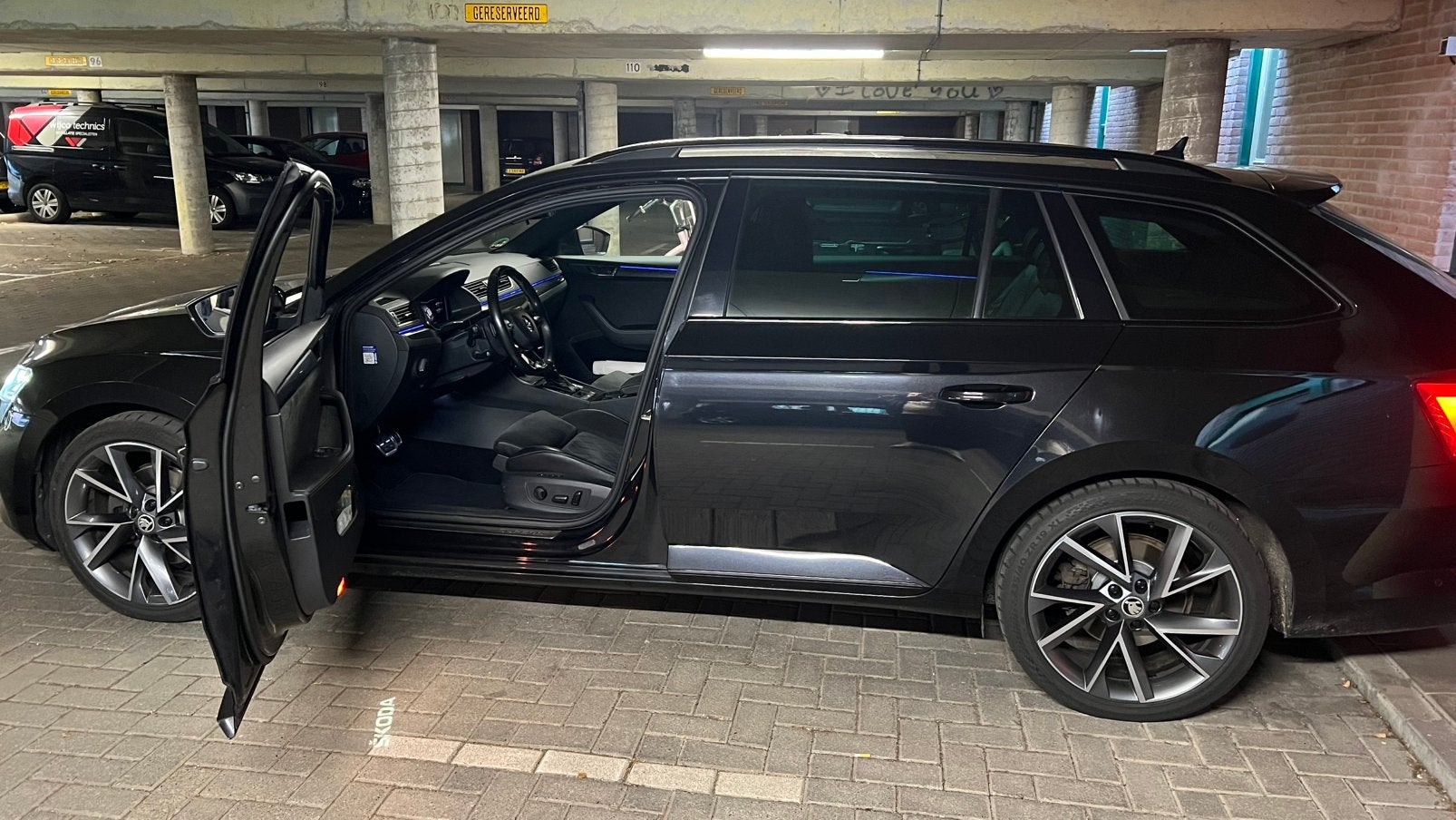 Skoda Superb 1.4 TSI Phev 218 pk Dsg-6 2021 Zwart, Zwart, Zwart, Plug-in hybride, 102 €/maand