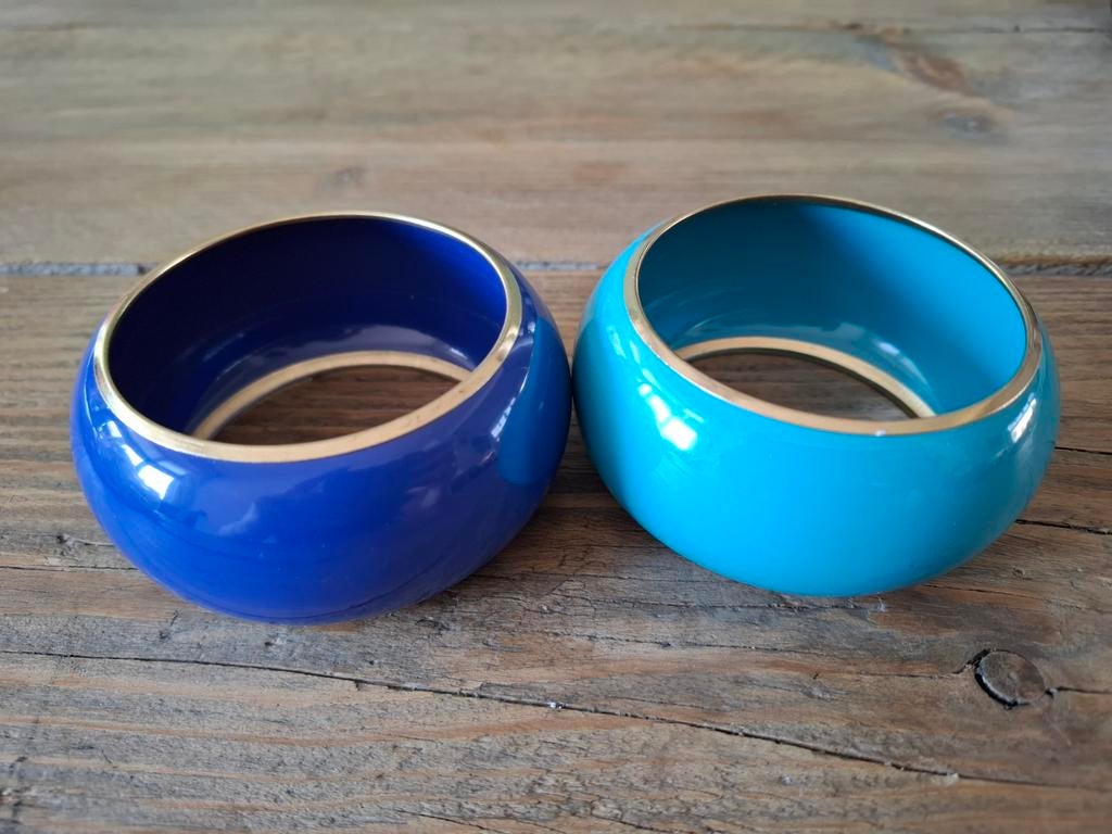 Set van 2 vintage statement bangles. Emaille op metaal., Ophalen of Verzenden, Zo goed als nieuw, Blauw