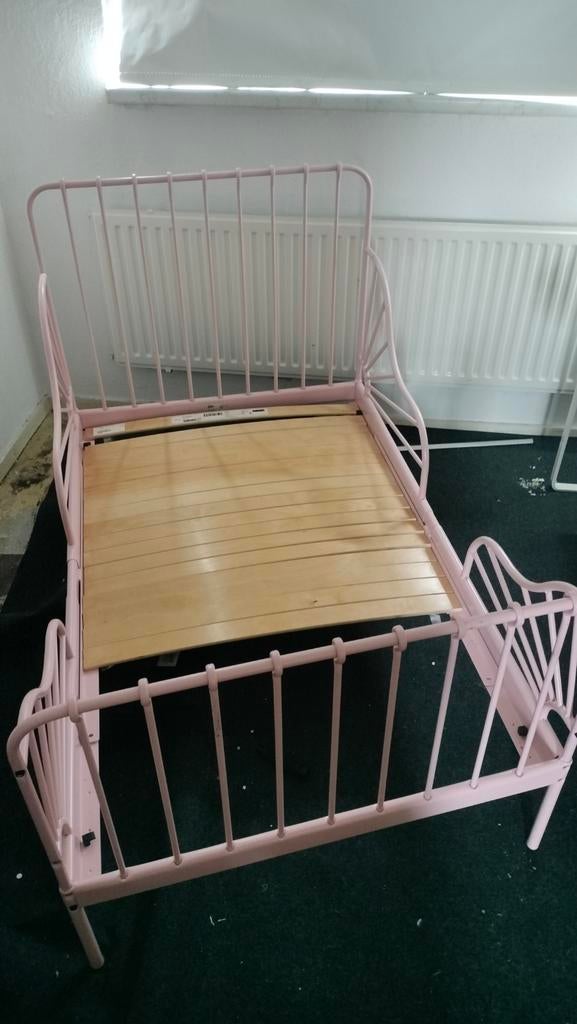 Roze metalen bedframe met lattenbodem - 140x200 cm, Gebruikt, Romantisch, Klassiek, Ophalen of Verzenden, 80 cm