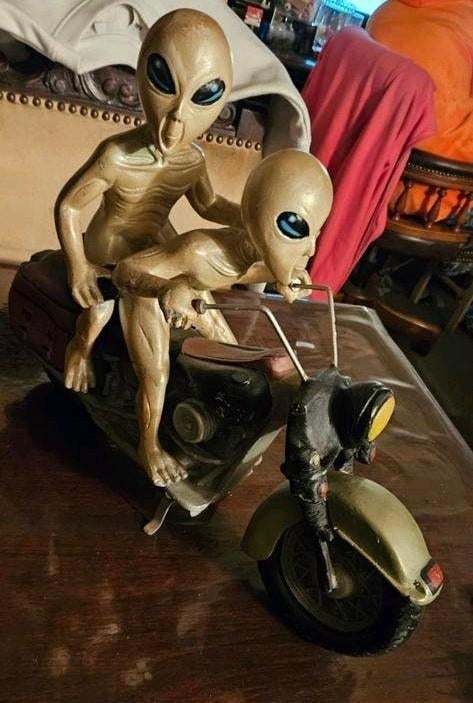 Unieke Alien op Motor Decoratie - Sci-Fi Beeldje, Antiek en Kunst, Ophalen of Verzenden