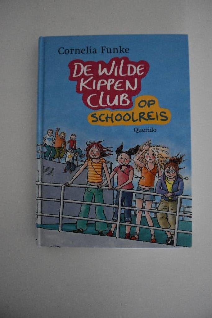Boek DE WILDE KIPPENCLUB OP SCHOOLREIS van CORNELIA FUNKE, Gelezen, Cornelia Funke, Ophalen of Verzenden, Fictie
