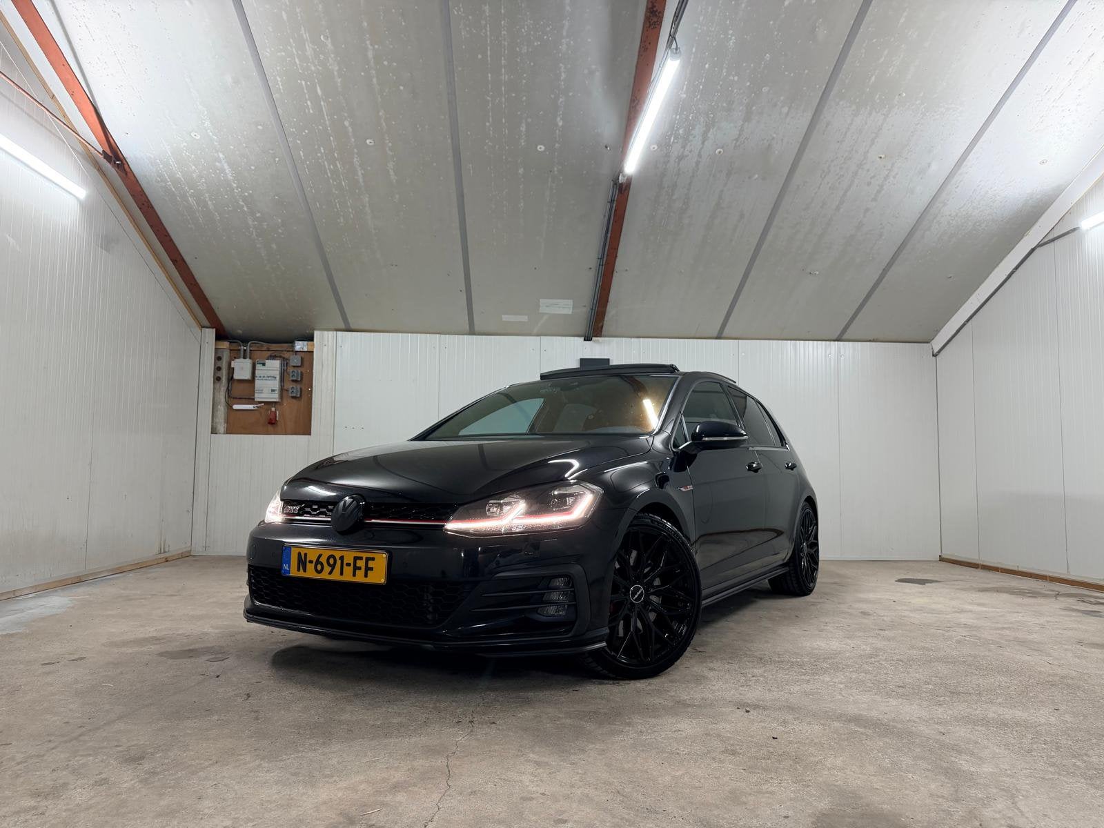 Volkswagen Golf 2.0 TSI 245pk 7-DSG 2019 Zwart, 1345 kg, Stof, 4 cilinders, 1984 cc