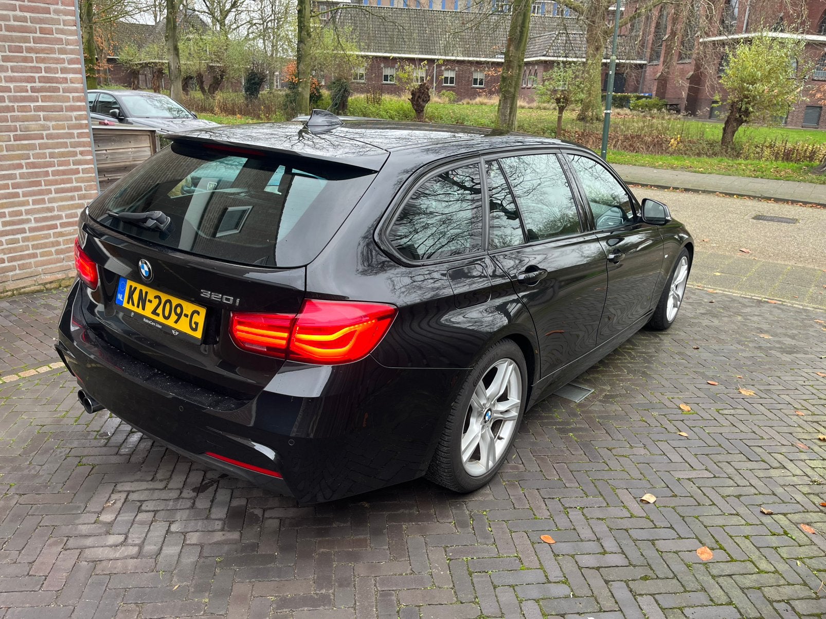 BMW 3-Serie 320i 184pk Aut 2016 Zwart, Auto's, 1998 cc, Achterwielaandrijving, 1800 kg, 4 cilinders