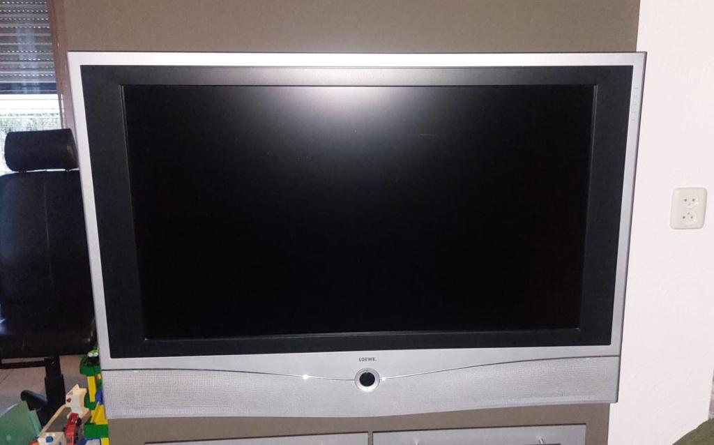 Loewe TV met zilverkleurige voet en ophangbeugel, Audio, Tv en Foto, Televisies, Ophalen