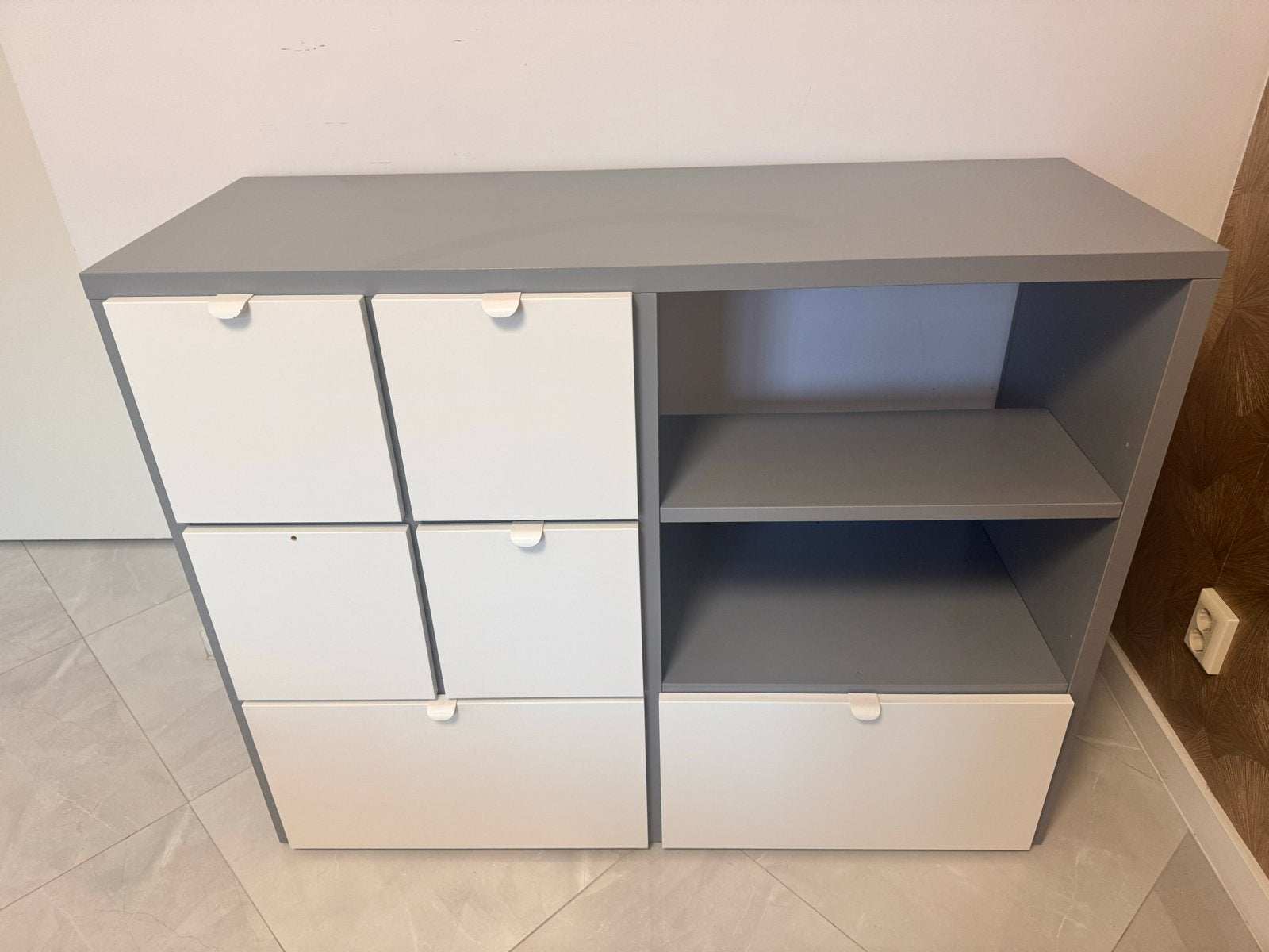 Grijze en witte ladekast, Ophalen, Overige materialen, Gebruikt, 100 tot 150 cm