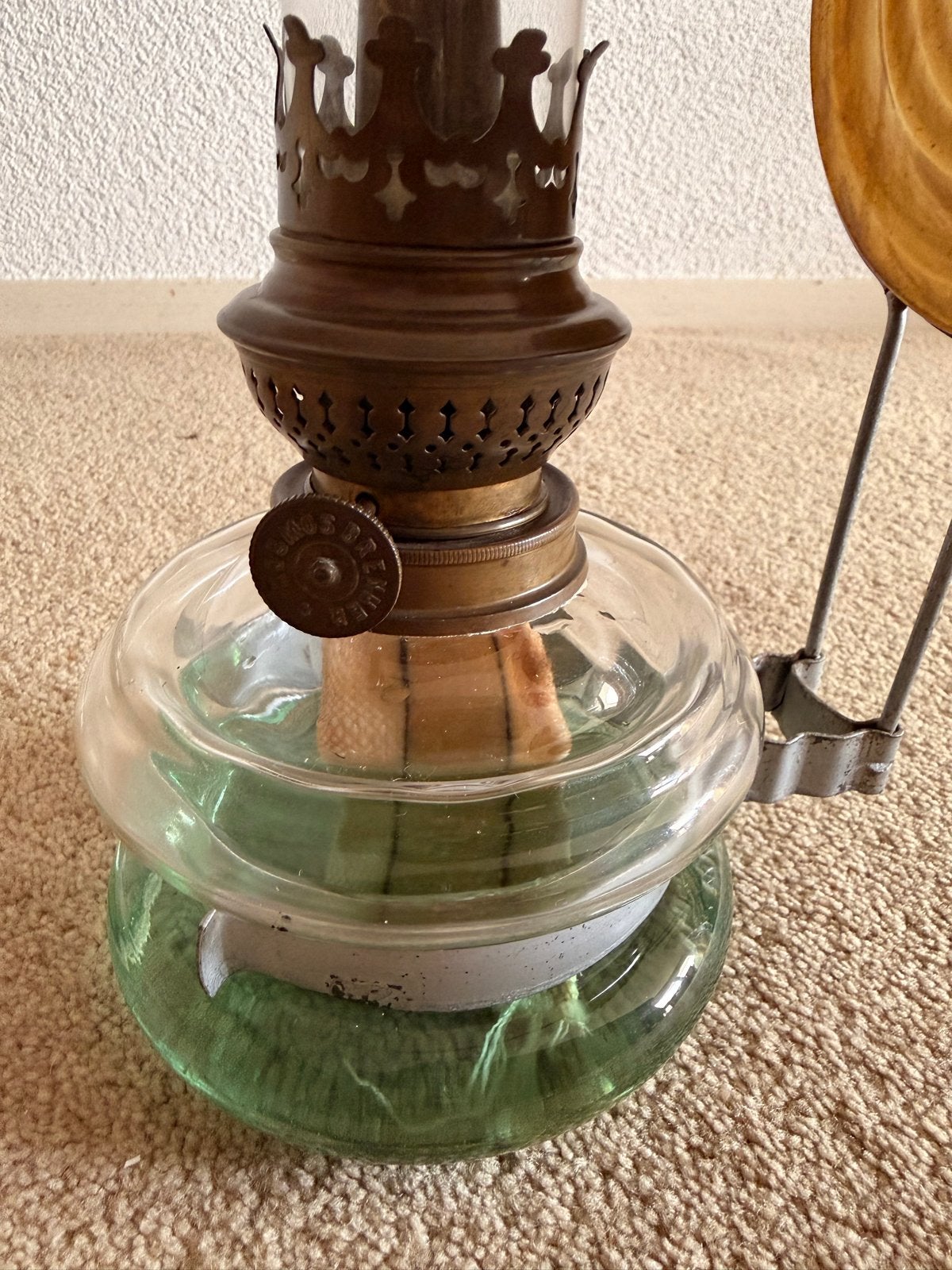 Antieke olielamp met glazen reservoir en reflector, Antiek en Kunst, Antiek | Lampen, Ophalen of Verzenden