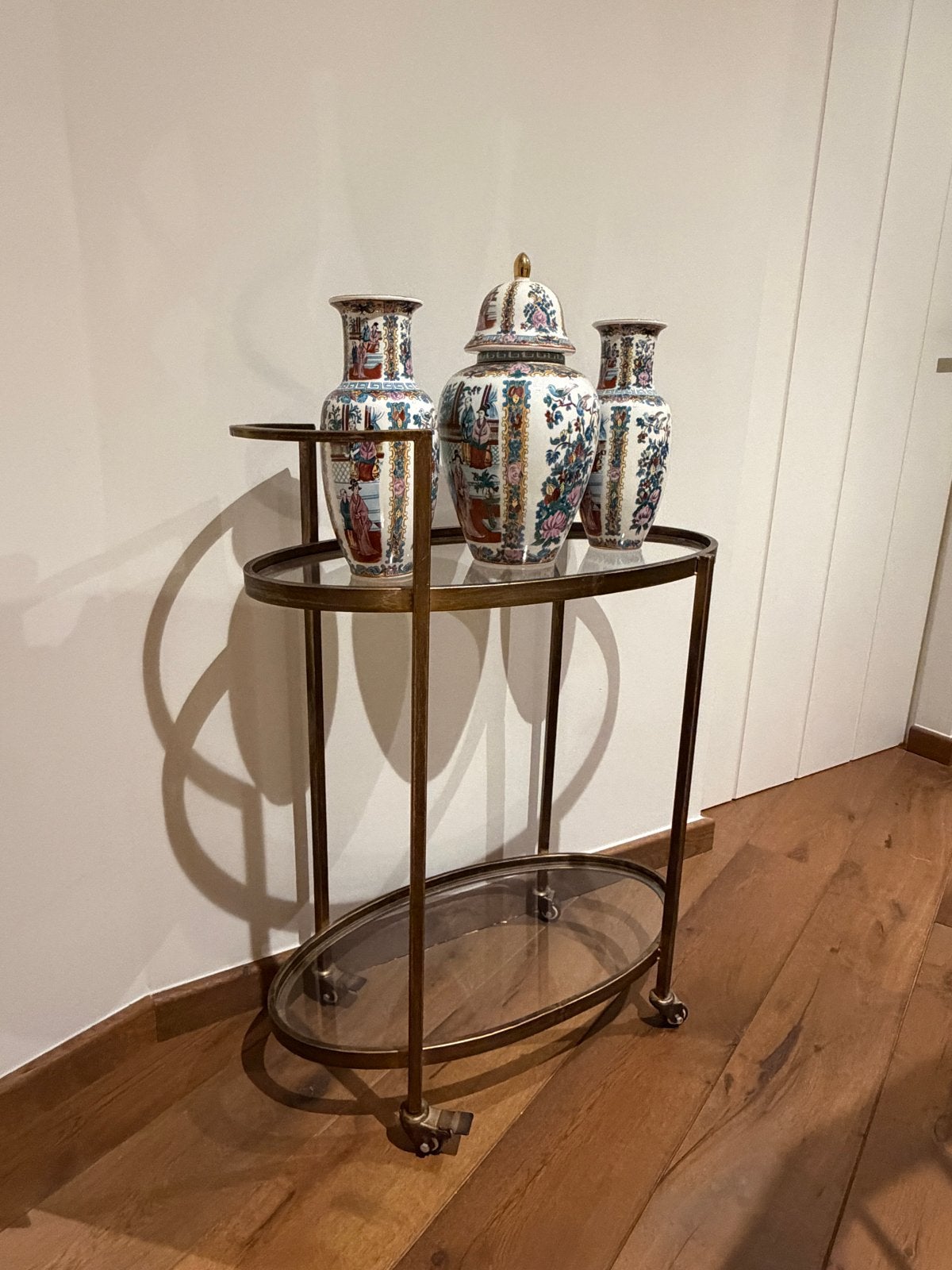 Gouden bronzen theewagen met glazen platen, Ophalen