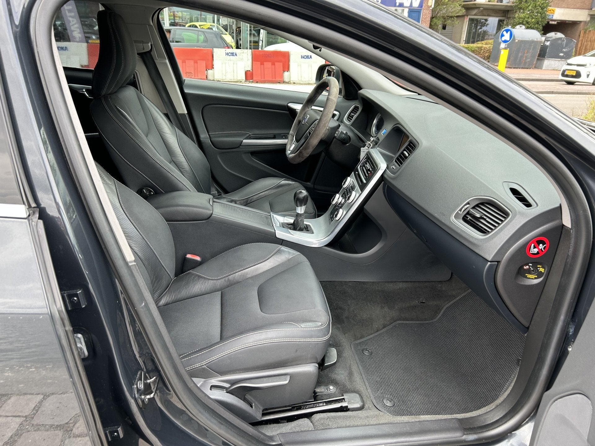 Volvo V60 1.6 T3 R-Design Airco/ECC Navi Keurige auto!, Voorwielaandrijving, Stof, Gebruikt, 4 cilinders