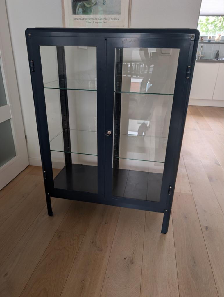 IKEA FABRIKÖR
Vitrinekast zwartblauw 81x113 cm, Huis en Inrichting, Kasten | Vitrinekasten, Ophalen, Modern, Industrieel, 100 tot 150 cm