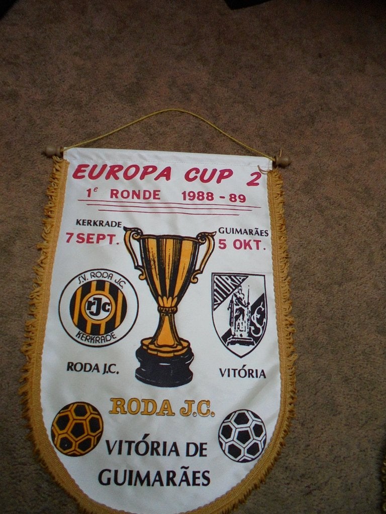 Te Koop Europese Vaan 1988-1989 Roda Jc Vitoria De Guimaraes, Verzamelen, Ophalen of Verzenden, Zo goed als nieuw, Roda JC, Vaantje of Sjaal