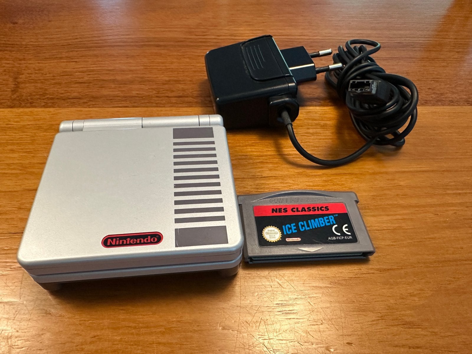 Nintendo Game Boy SP Advance Classic NES edition, Ophalen of Verzenden, Zo goed als nieuw, Game Boy Advance SP, Met games