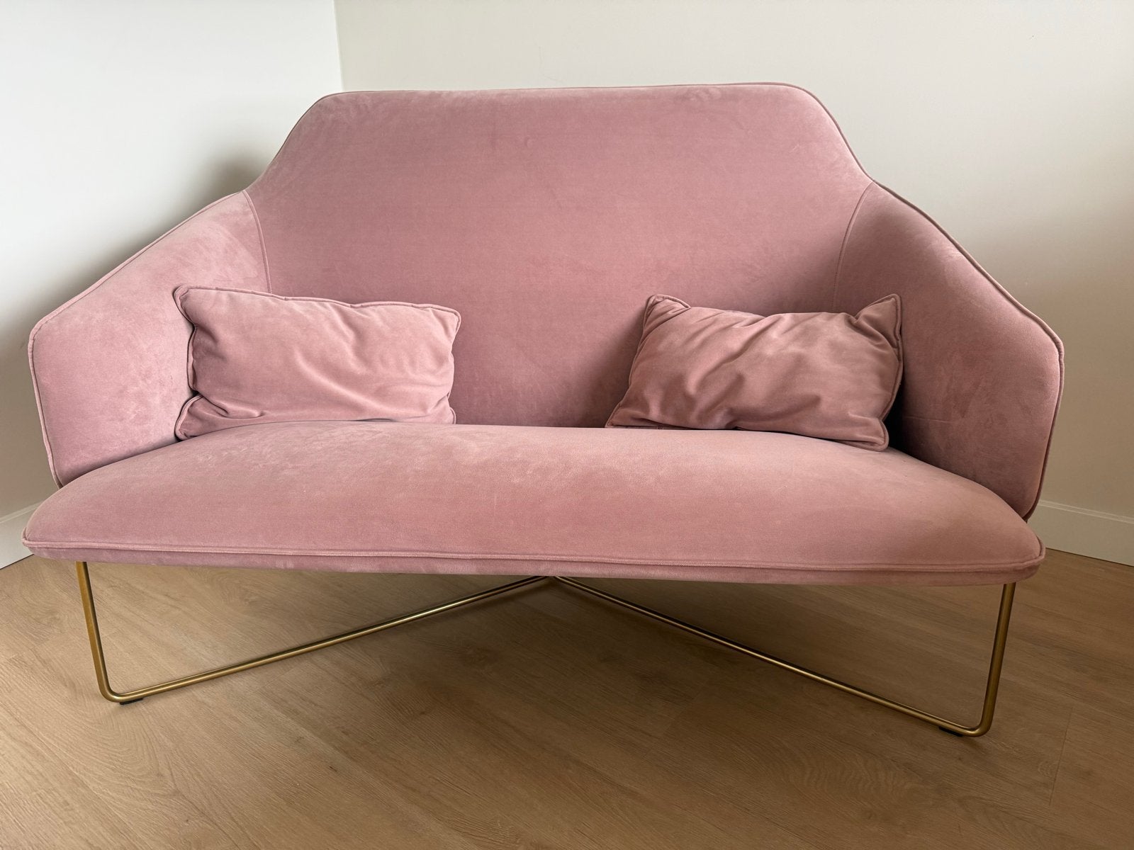 Tweezit bankje roze velours met gouden onderstel, Ophalen, 150 tot 200 cm, Tweepersoons, 75 tot 100 cm