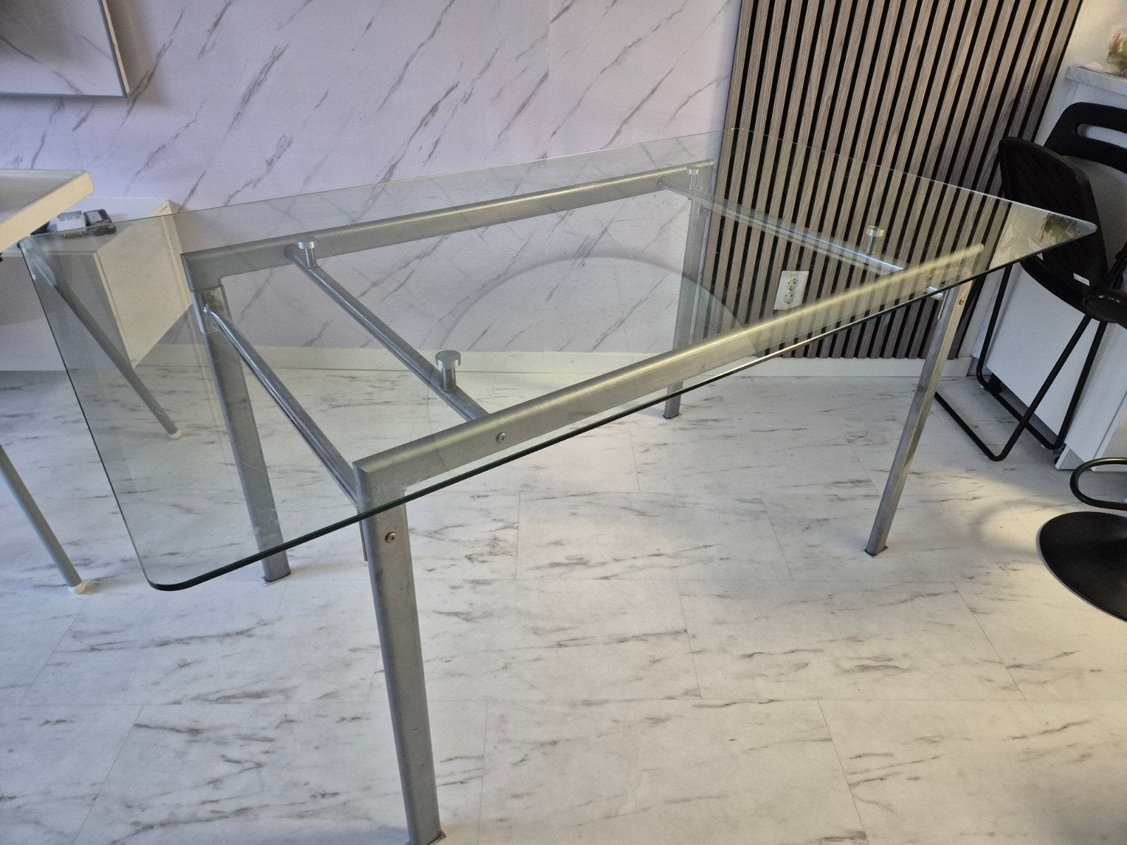 Glazen eettafel met metalen onderstel, Huis en Inrichting, Ophalen, Gebruikt, 100 tot 150 cm, 50 tot 100 cm