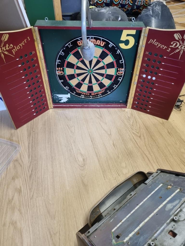 Dartkast met speelbord en verlichting (nog 3 beschikbaar), Ophalen of Verzenden, Gebruikt, Dartbord