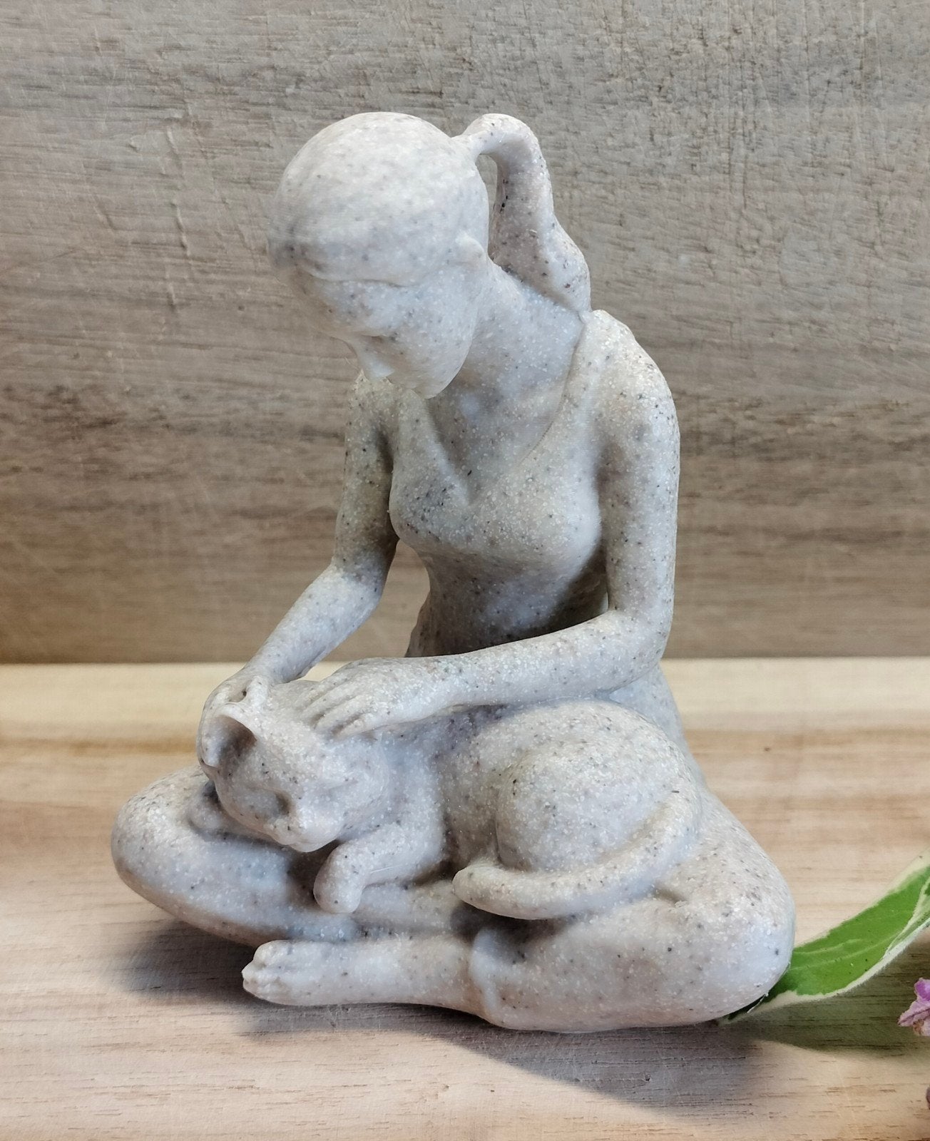 Beeldje vrouw en kat van Lieve Saar, Verzamelen, Beelden en Beeldjes, Ophalen of Verzenden, Nieuw, Dier
