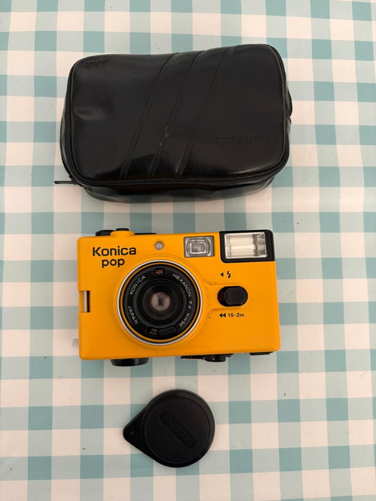 Konica Pop Analoge Camera - Knalgeel Collectors Item, Ophalen of Verzenden, Gebruikt, Compact, Konica