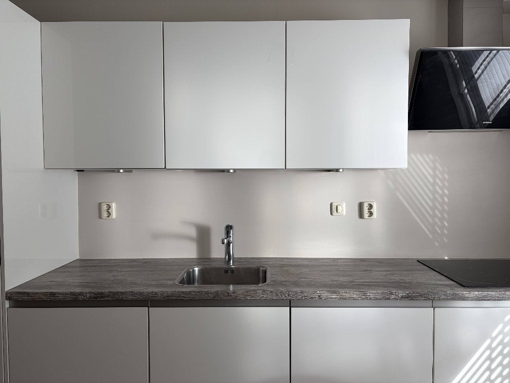 Moderne witte keuken uit 2019 inclusief Zanussi apparatuur, Ophalen, Wit, Enkelwandige keuken, Zo goed als nieuw