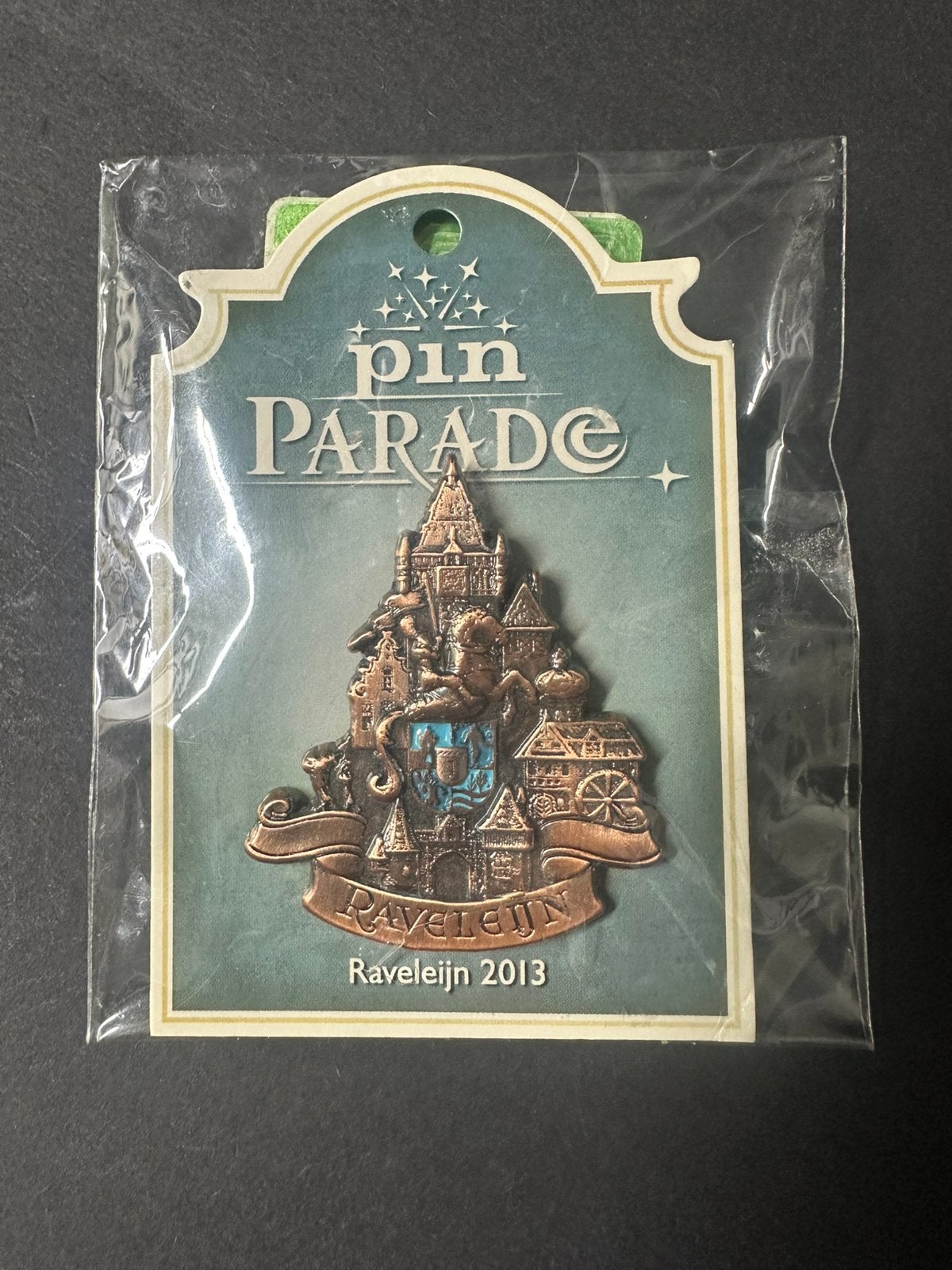 Efteling pin Raveleijn 2013, Ophalen of Verzenden, Gebruikt, Button of Speldje