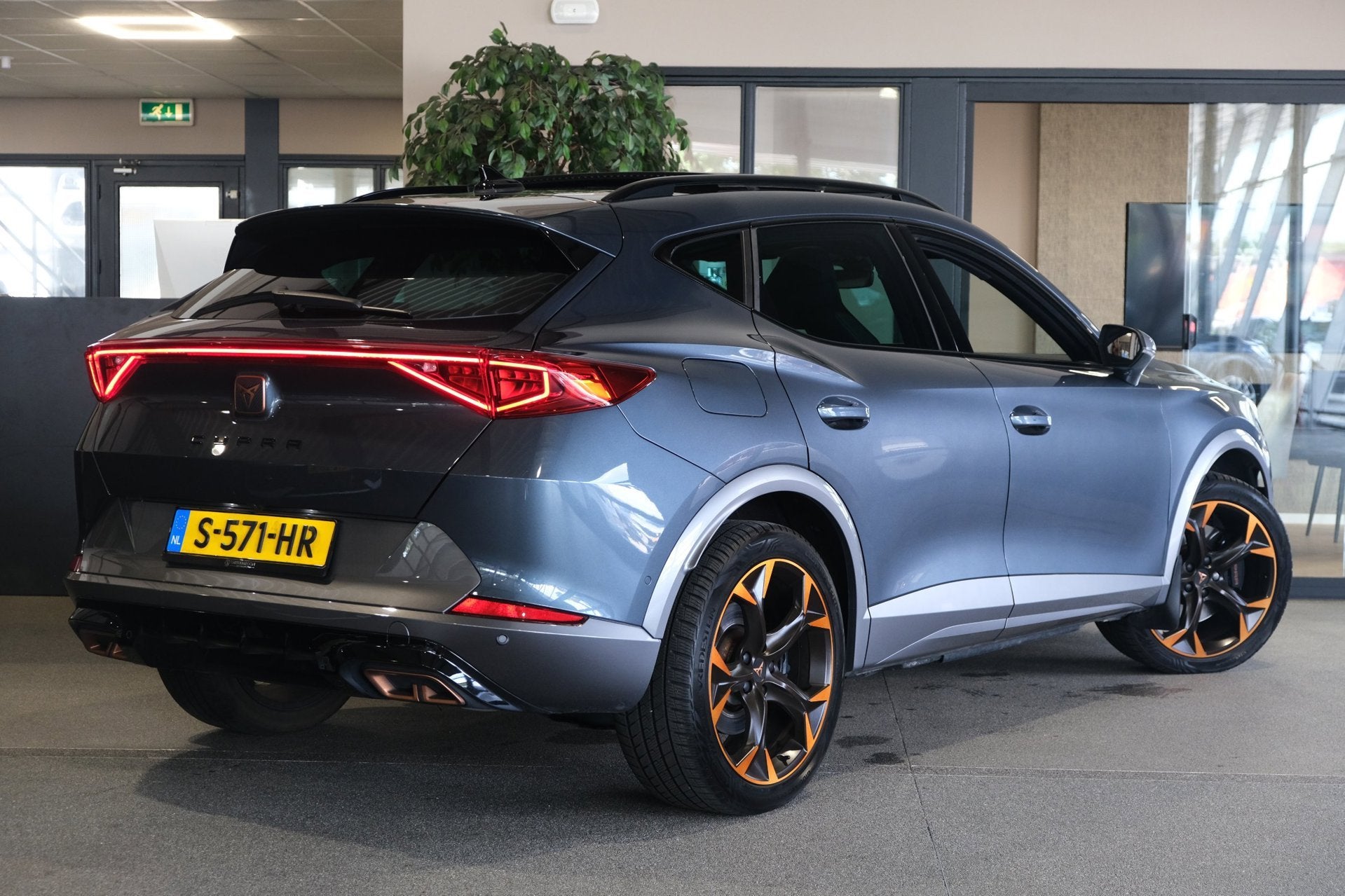 Cupra Formentor 1.4 e-Hybrid VZ 245PK Copper Pano 360Cam Nav, Auto's, Stof, Gebruikt, 4 cilinders, Plug-in hybride