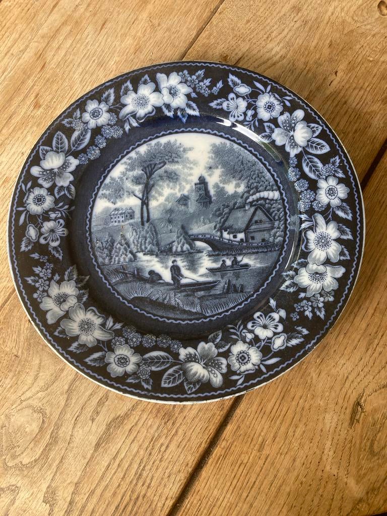 Antiek Delfts Blauw Bord met Landschap en Vissers, Ophalen of Verzenden