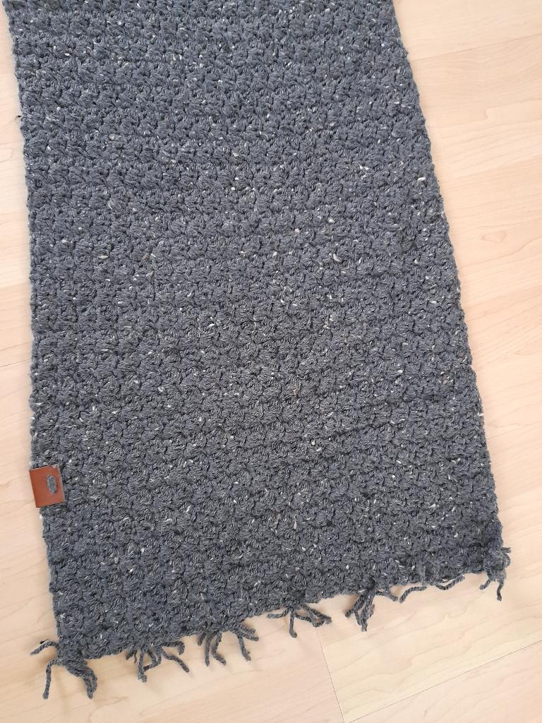NIEUW GEHAAKTE SJAAL GRIJS GEMELEERD 162 X 40 CM HANDGEMAAKT, Ophalen of Verzenden, Nieuw, Maat 38/40 (M), Sjaal