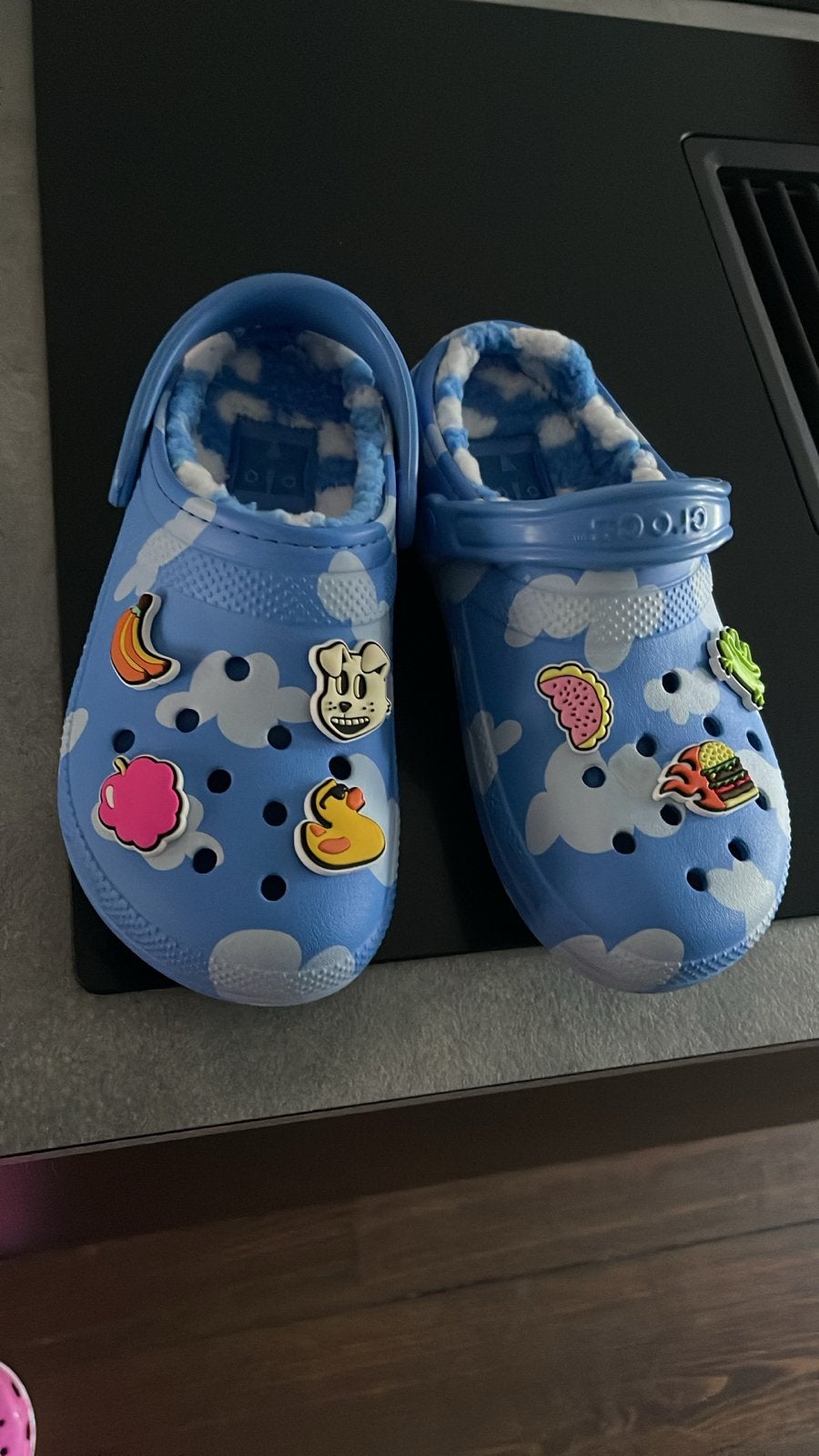 Crocs Happy Socks - Blauw met wolkenprint en Jibbitz, Ophalen of Verzenden, Zo goed als nieuw, Blauw, Slippers