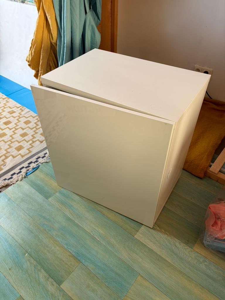 Ikea besta kast met hoogglans deur, Ophalen, Zo goed als nieuw