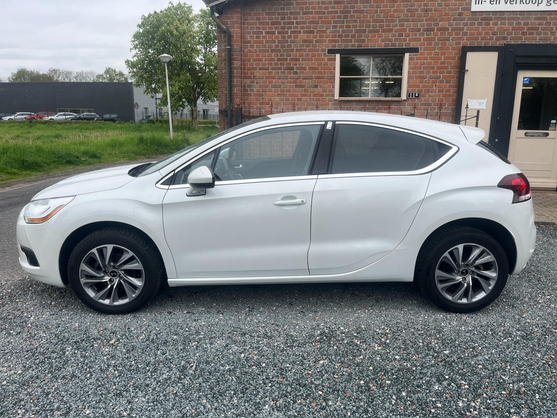 DS 4 1.2 PureTech Chic ( Climate controle + Navigatie + Trek, Auto's, DS, Stof, Gebruikt, 1199 cc, Wit