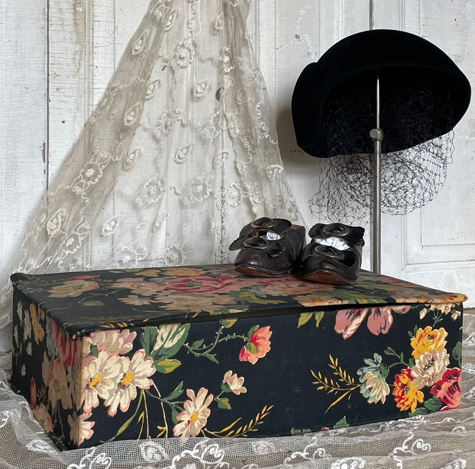 Brocante oude stoffen doos met bloemen, Ophalen of Verzenden