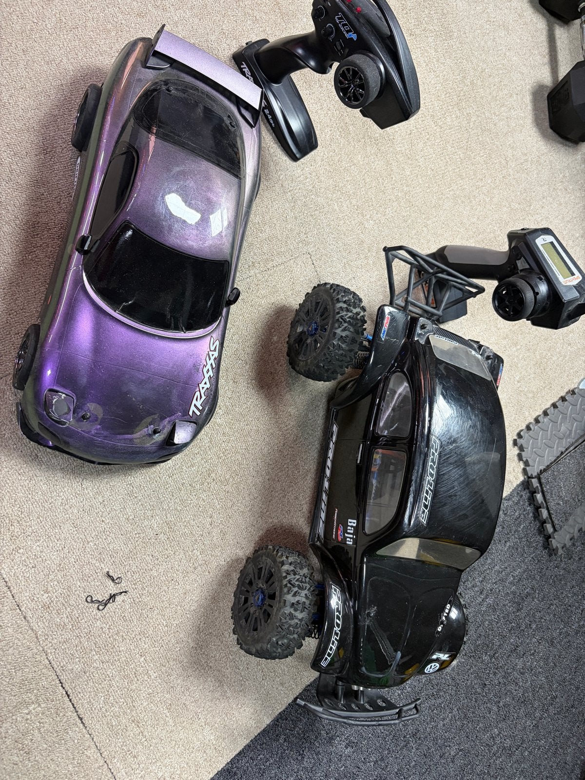 2x Traxxas RC auto, zenders, lipo, laders veel onderdelen, Hobby en Vrije tijd, Modelbouw | Radiografisch | Auto's, Gebruikt, Auto offroad