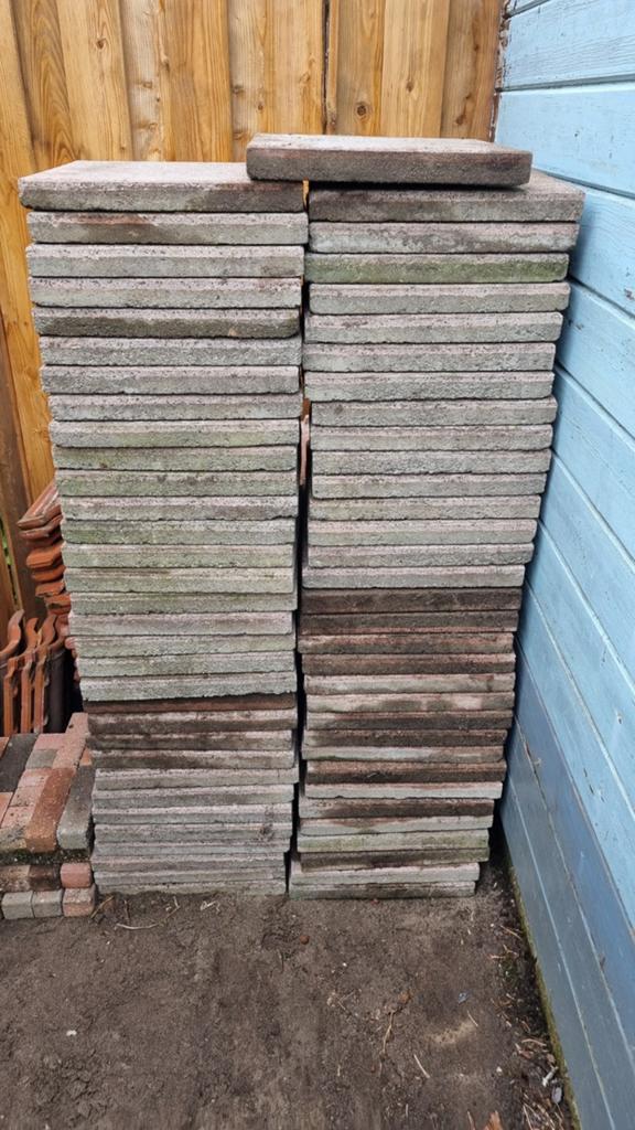 65 gebruikte betontegels 40x40 grijs/roze, Ophalen