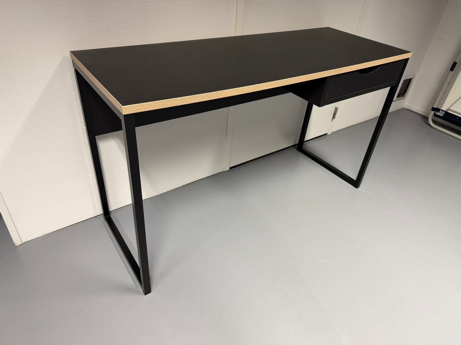 Modern zwart bureau met lade, Huis en Inrichting, Bureaus, Ophalen, Zwart, Gebruikt, Metaal