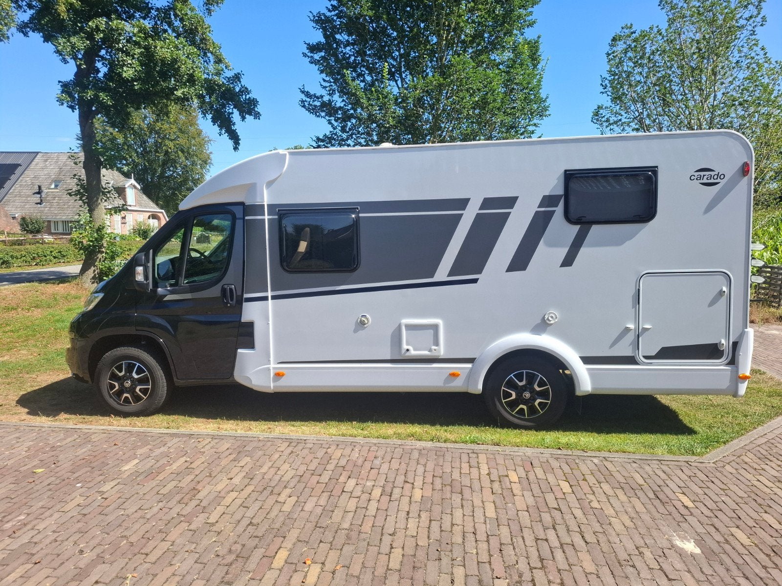 Carado V337 pro 2023 165pk 24000km, Ringverwarming, Buitenlamp, Particulier, 6 tot 7 meter