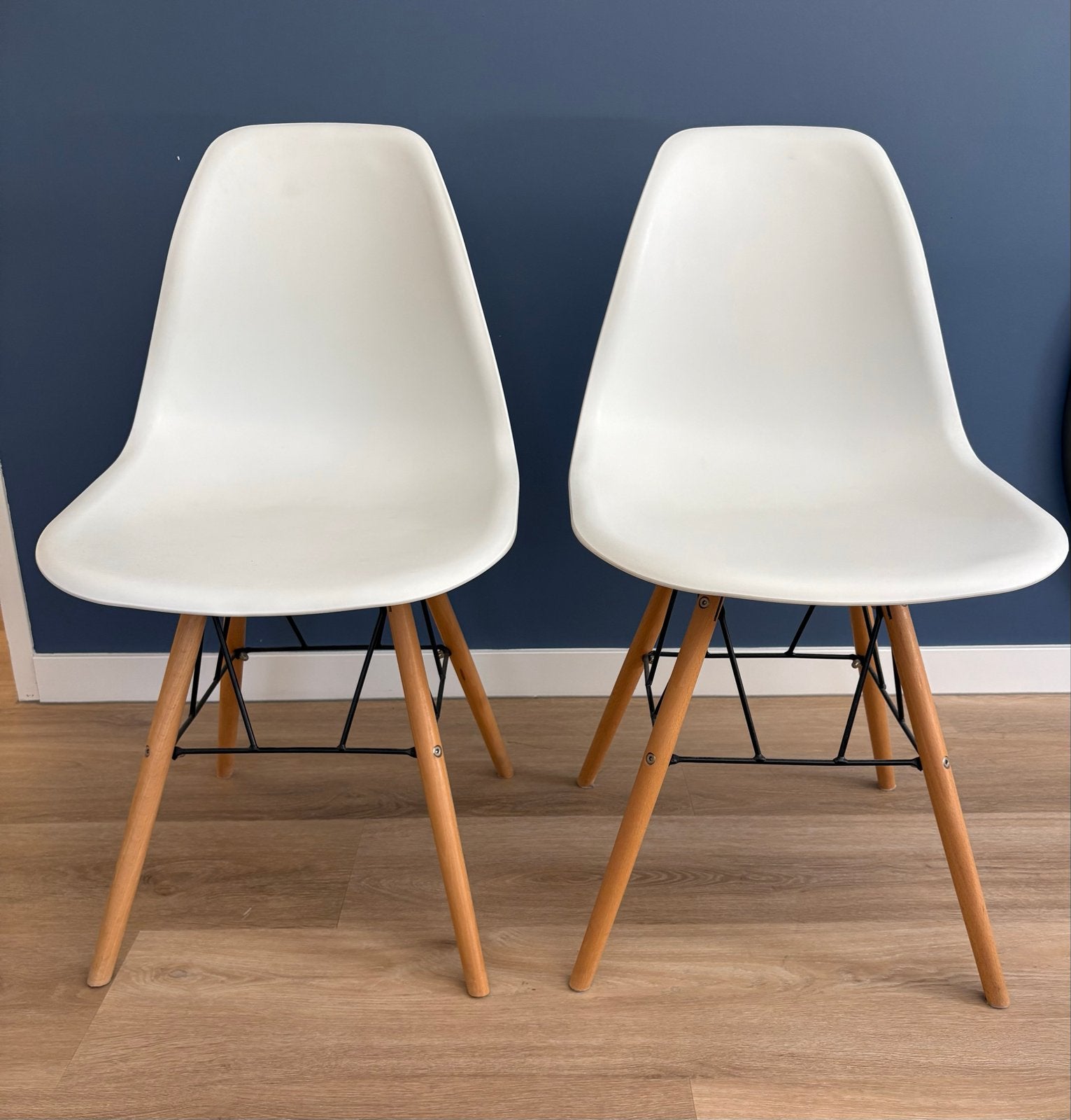 2 Witte Scandinavische stijl eetkamerstoelen, Ophalen, Kunststof, Gebruikt, Twee