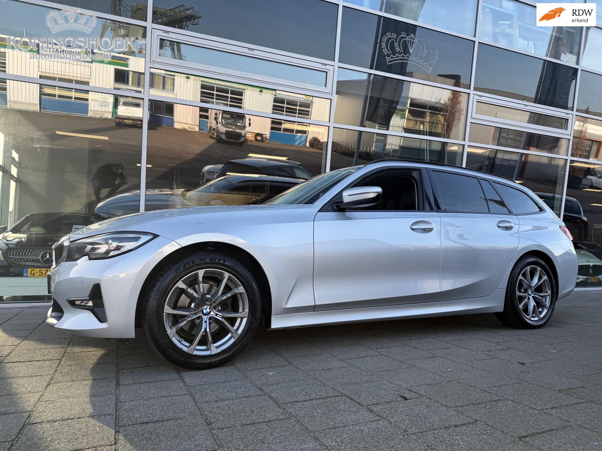 BMW 3-serie Touring 318d High Executive, Auto's, Automaat, Dealer onderhouden, 4 cilinders, Leder en Stof