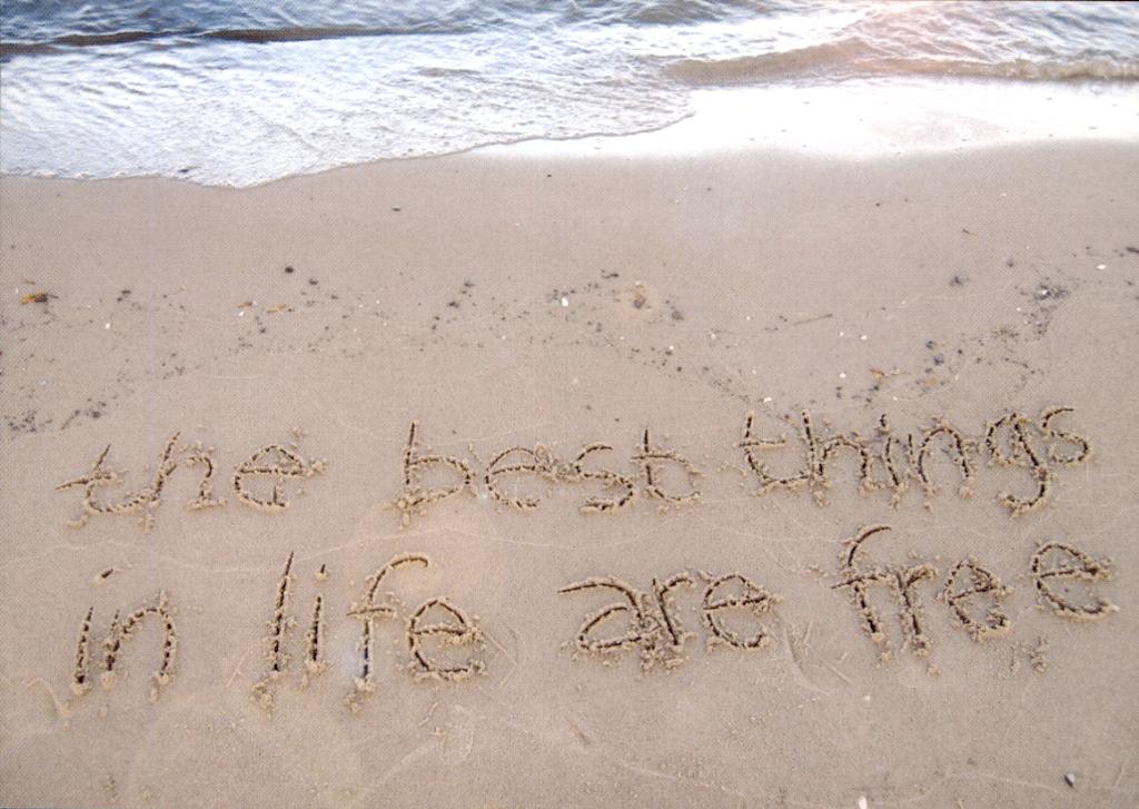 kunstkaart, strand, the best things in life are free, Verzenden, 1980 tot heden, Ongelopen, Overige thema's