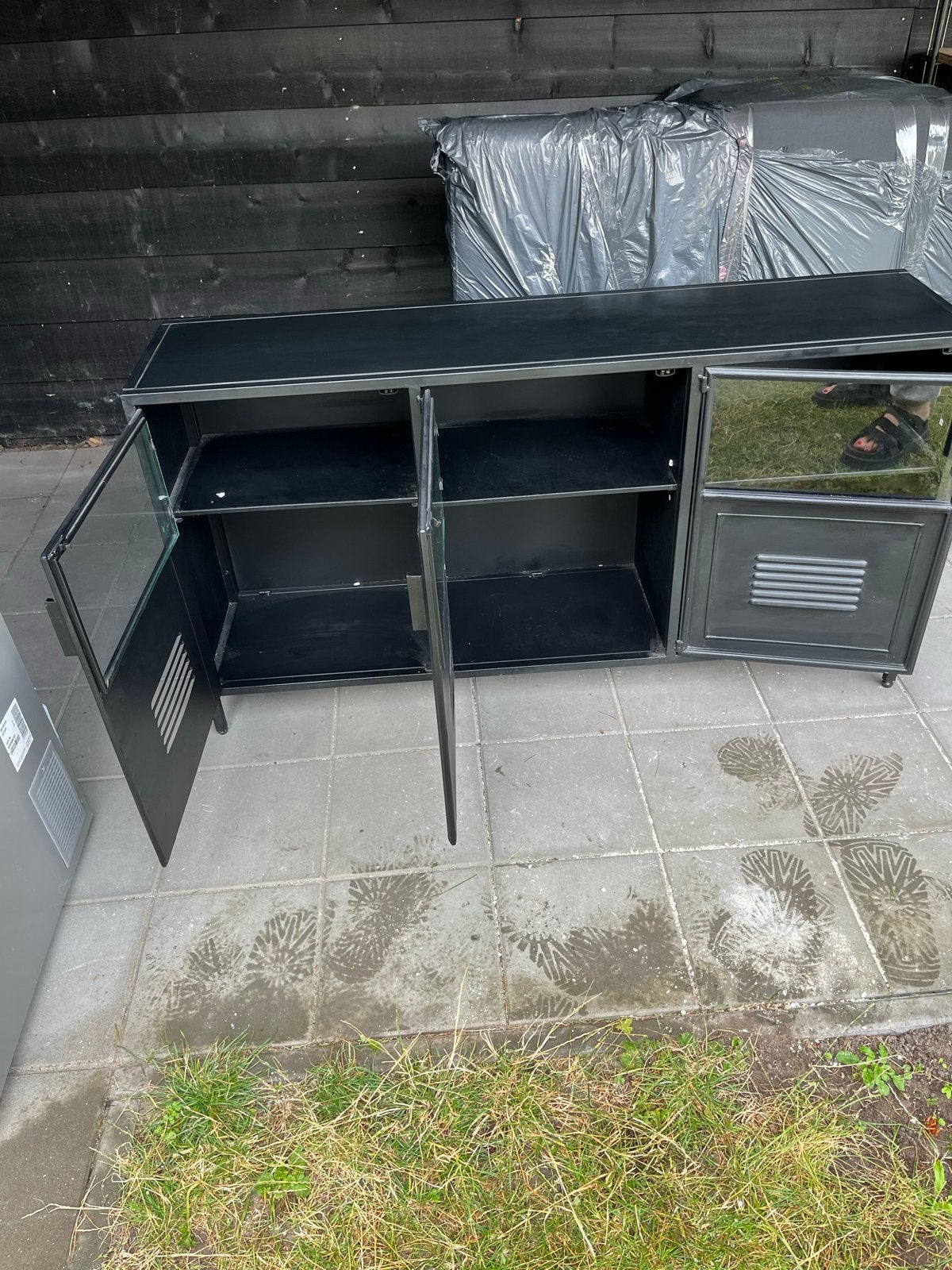 Zwart metalen dressoir met glazen deuren, Ophalen, Gebruikt, 100 tot 150 cm, Minder dan 100 cm