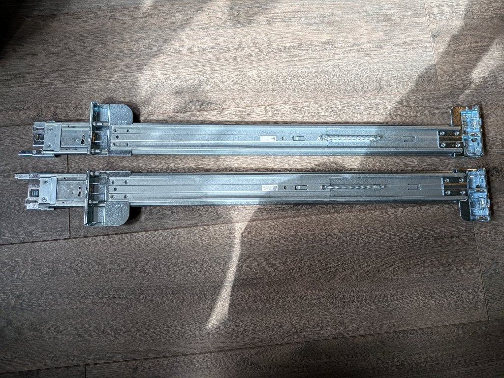 Patchkast/server rack rails voor 19inch kast, Computers en Software, Serverkasten, Ophalen, Zo goed als nieuw, Geperforeerd, Geperforeerd