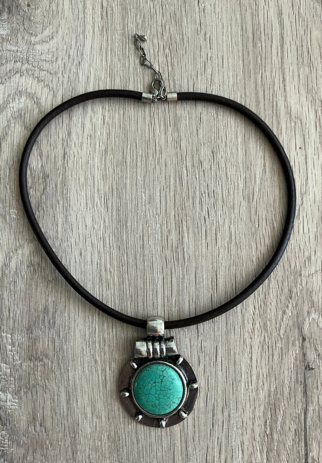 Mooie, robuuste ketting met turquoise steen en koord v. leer, Ophalen of Verzenden, Zo goed als nieuw, Overige materialen
