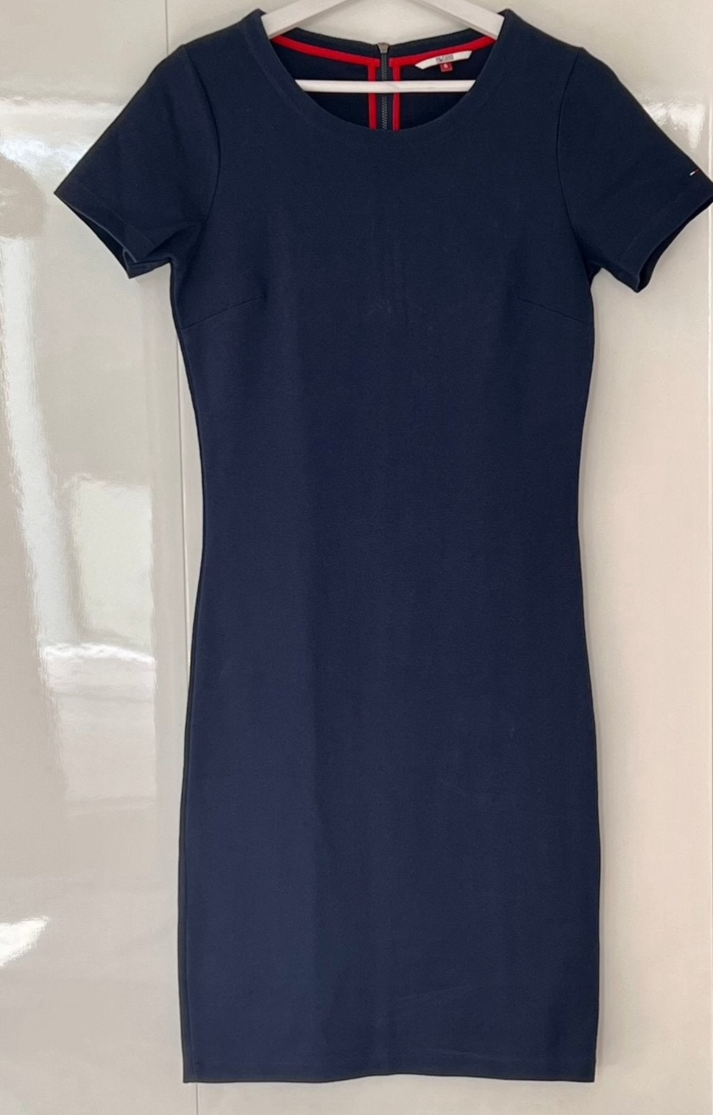 TOMMY HILFIGER JURK NIEUWSTAAT, Blauw, Ophalen of Verzenden, Zo goed als nieuw, Knielengte